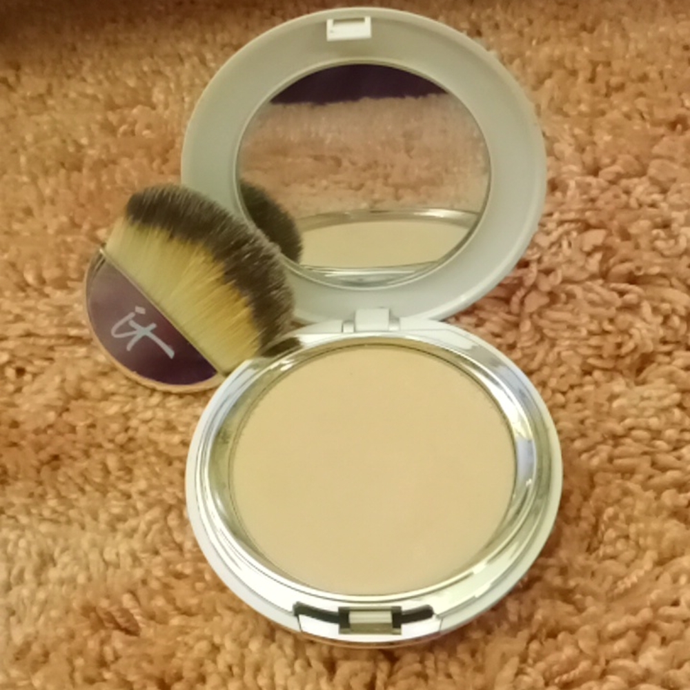 It Cosmetics Celebration Foundation Illumination in Light